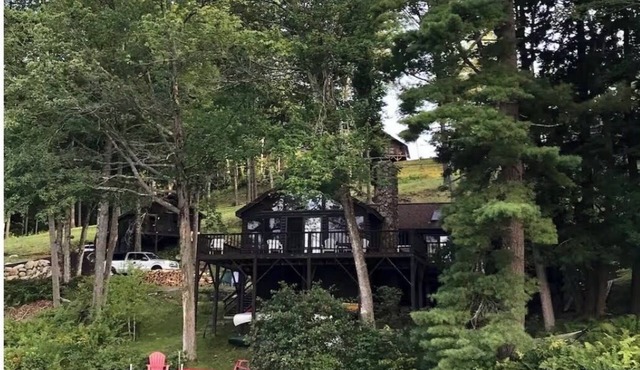 Family friendly, light filled cabin on Lake Horace w private dock & beach access