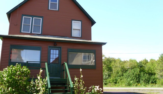 Family Friendly, Located Between Two Ski Hills, cable tv, WiFi, Off Road Parking