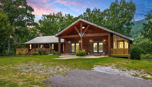 Family-Friendly Lodge: Rustic Charm, Near Chattanooga!