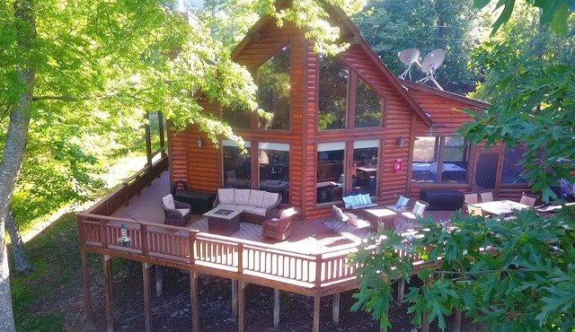 Family friendly log home has great lake views from huge deck!