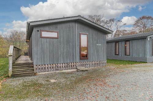 Family friendly, lovely Lakeland lodge with private parking and a patio