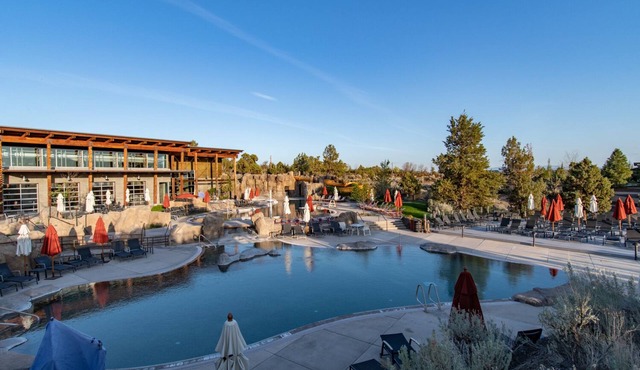 Family Friendly, luxurious cabin on the golf course