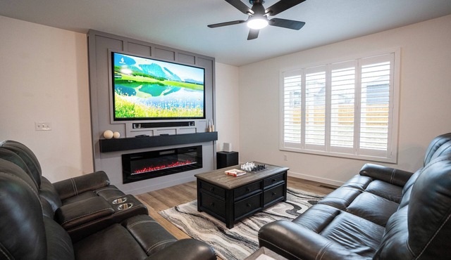 Family Friendly Lux Modern Retreat 3BR:Massage Chair-SmartTV. Close to Hospitals