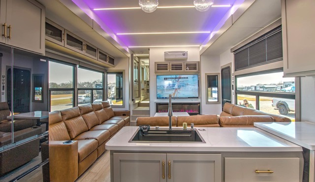 Family-Friendly Luxury RV Retreat/Fire Pits/Fishing Pond/Boat Tours.