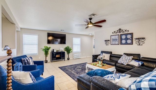 Family-Friendly Luxury ~ 1-Level Remodel, King Suite, BBQ Pergola & Golf Nearby
