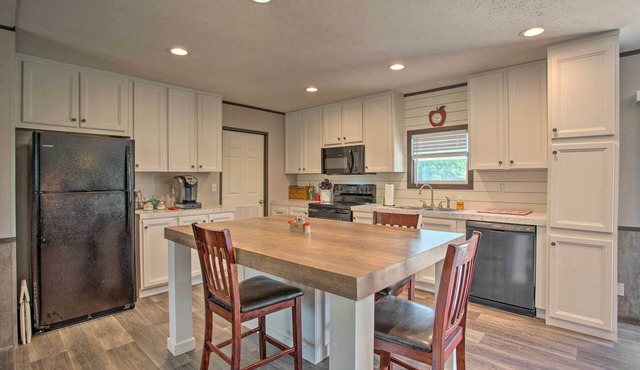 Family-Friendly Madill Home: Peaceful Setting