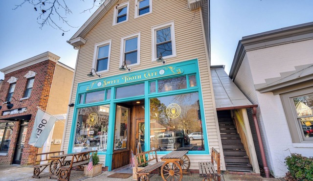 Family-Friendly Main St Gloucester Apt w/Balcony!