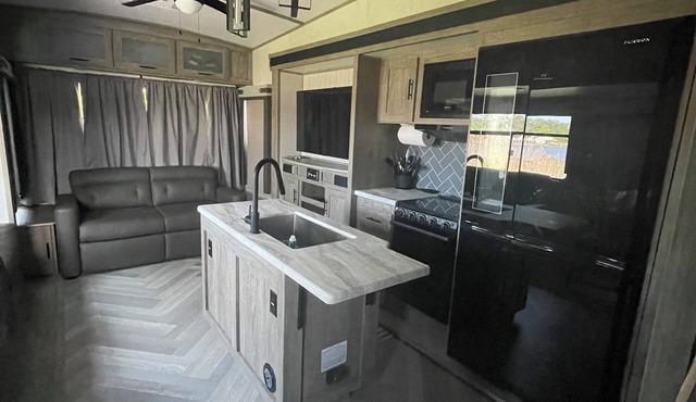 Family friendly marina offering a 2-bdr 5th wheel w/ full marina view