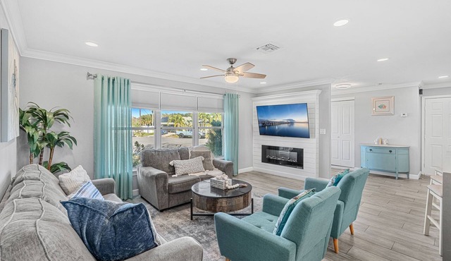Family-Friendly Melbourne Home: Large Pool Table, Screened Patio & Fenced Yard! 🌴