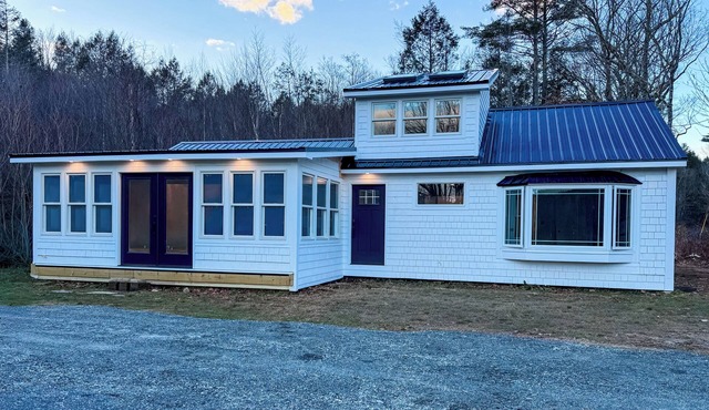Family Friendly Modern 3-bedroom Cottage w/central AC & high end appliances