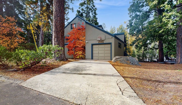 Family-friendly mountain retreat w/large wood deck, gas grill, fireplace