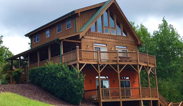Family friendly mountain cabin with awesome westerly views in gated community.