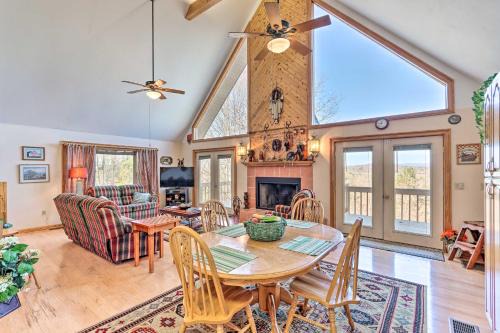 Family-Friendly Murphy Cabin with Deck and Fire Pit!