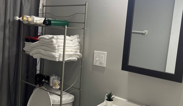 Family Friendly Overland Park home w/king bed