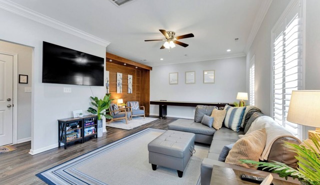 Family Friendly Oasis-3 BR, + Short Walk to Beach!