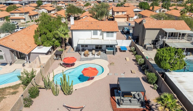 Family-Friendly Oasis : Heated Pool Hot Tub Fire Pit Games Coffee Bar