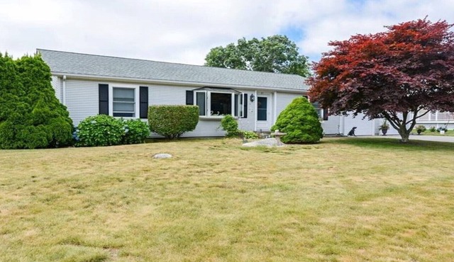 Family friendly: opens May 1st! Golf view. 5 min drive to Watch Hill beaches.