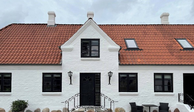 Family-friendly Oustrupgård with history