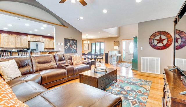 Family-Friendly Ozarks Getaway < 21 Mi to Branson!
