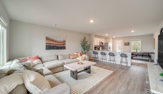 Family-Friendly, Pets Welcome: Broken Arrow Gem!