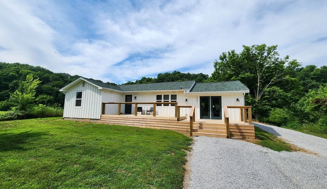 Family-friendly, playroom w/air hockey & arcade games, hot tub, mountain views!