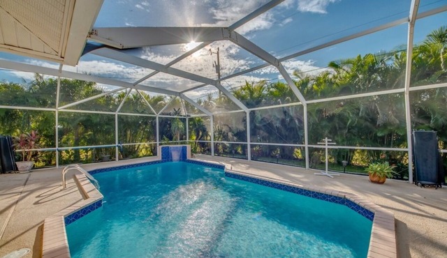 Family-Friendly Pool Retreat for You & Your Fur Baby 🐾 | Villa Hideaway – Roelens Vacations