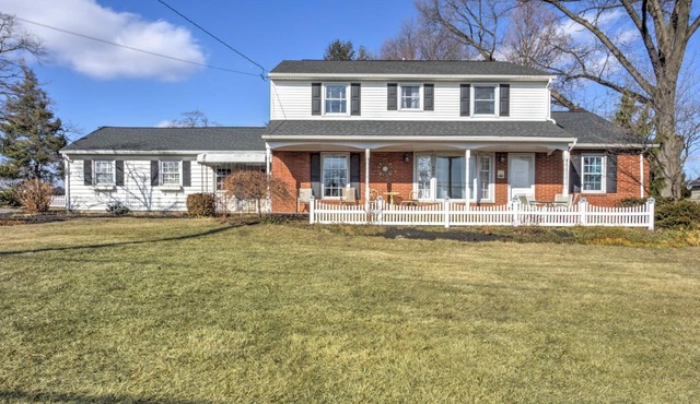 Family friendly property with large backyard. 15min to many Lancaster attraction