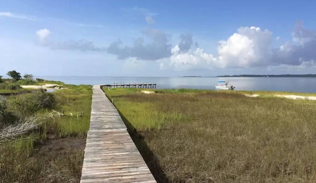 Family-Friendly Private Waterfront Getaway!
