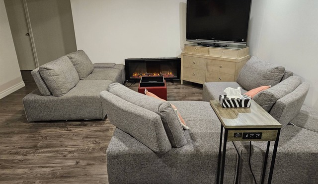 Family-Friendly, quiet, cozy 2-Bedroom Apartment with Continental Breakfast