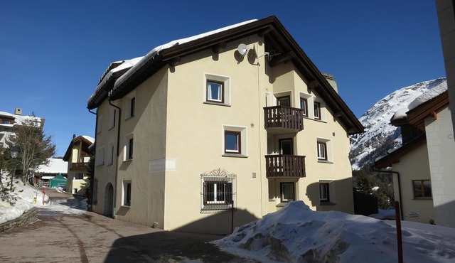 Family-friendly, quiet apartment in a beautiful Engadine house