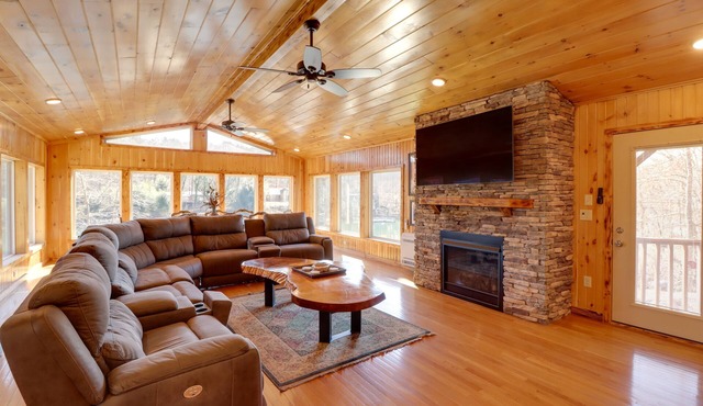 Family-Friendly Riverfront Manor on the Little Red