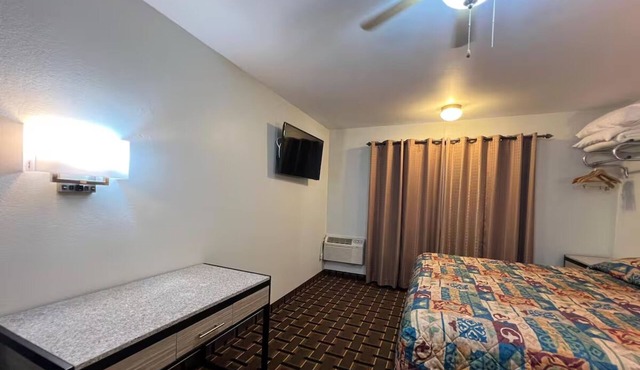 Family-Friendly Room Near Major Highways | Easy Stopover Stay + Free Parking