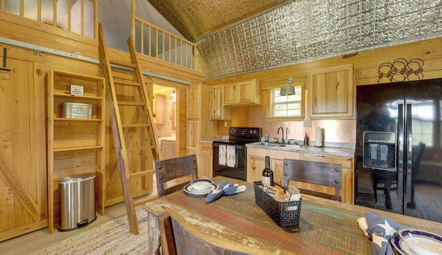 Family-friendly Ranch Compound, 5 Mi to Splashway!
