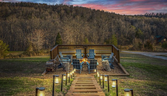 Family Friendly Retreat near Mammoth Cave National Park. BBQ, Hot Tub, Fire Pit