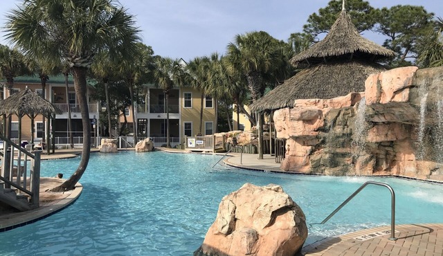 Family-Friendly Resort with Tiki Bar, Live Music; near Naval Air Station, P-Cola