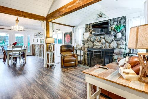 Family-Friendly Retreat on Gilletts Lake!