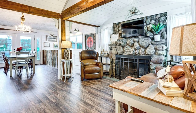 Family-Friendly Retreat on Gilletts Lake!