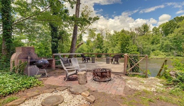 Family-Friendly Riverhouse: Fishing & Hot Tub