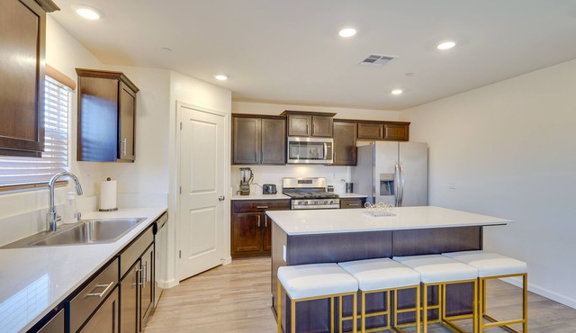 Family-Friendly Riverbank Retreat: Close to Parks!