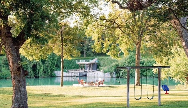 Family Friendly Riverfront Home on Guadalupe. Large yard, kayaks, near downtown