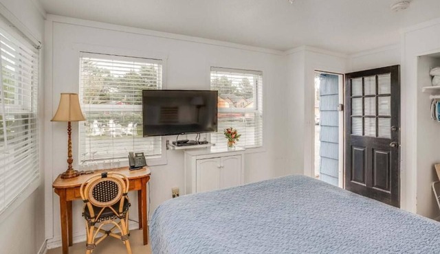 Family-Friendly Rooms with Easy Beach Access! Onsite Parking!