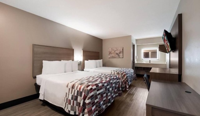 Family-friendly Room w/Free Cable, Modern Furnishings, & Cozy Atmosphere