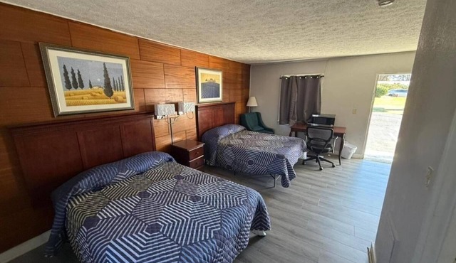 Family-Friendly Room Near Riverwalk & Danville Sites, Pets Welcome & Parking
