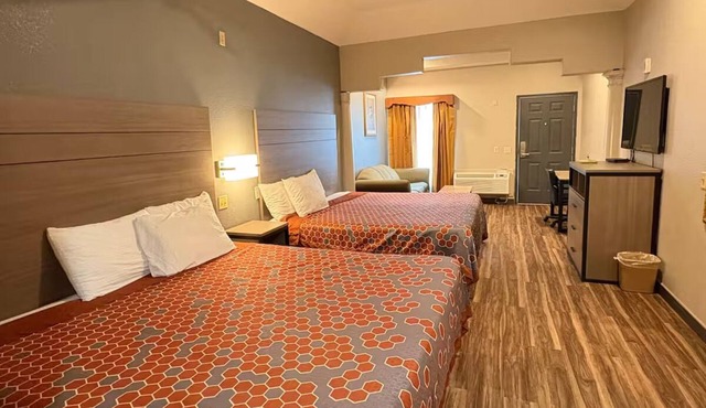Family-Friendly Room w/Kitchenette | IAH Airport – Less Than 6 Miles Away