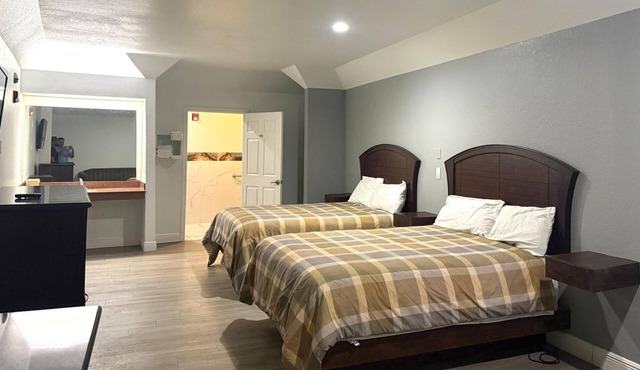 Family-Friendly Room w/ 2 Queen Beds | Less Than 7 Miles from IAH | Free Parking