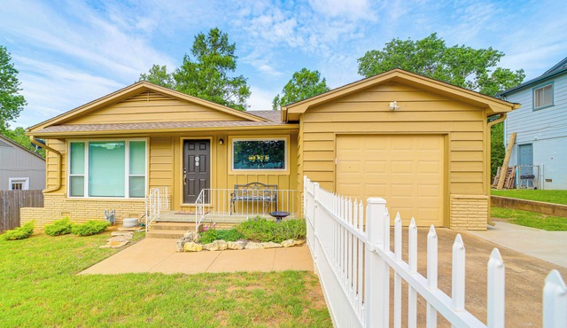 Family-Friendly Sand Springs Home ~ 8 Mi to Tulsa!