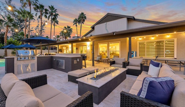 Family Friendly Scottsdale Retreat, w/3 King Suites, Heated Pool + Spa, Putting Green, Game Room
