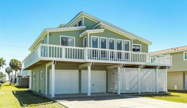 Family Friendly Seaside Home 2 Blocks from Beach Covered Patio