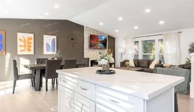 Family Friendly: Seattle Close, Hot Tub, Game Room