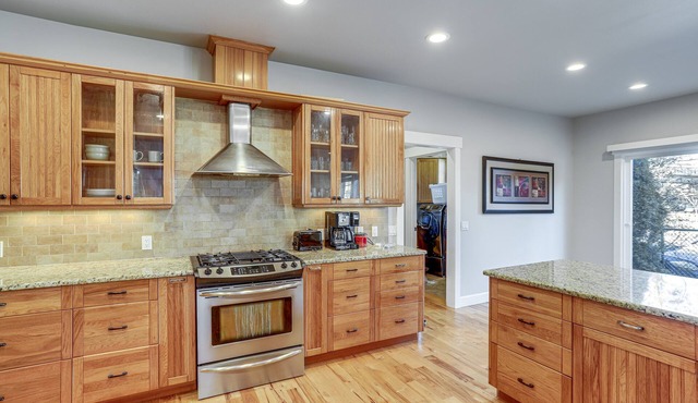 Family-Friendly Seattle Getaway: 9 Mi to Downtown!